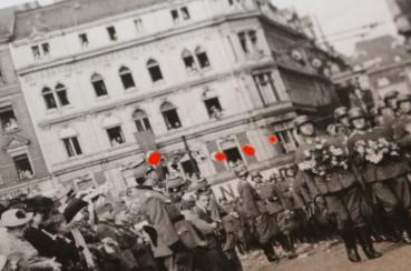 sechs alte Fotos - Parade - Soldaten maschieren durch Chemnitz ??? - Bildberichterstatter